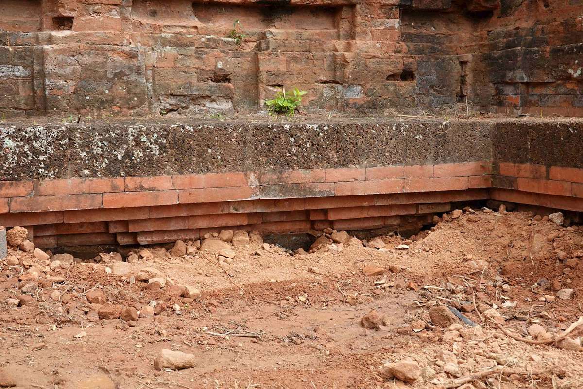 Khoét sâu vào chân tháp tạo thành lỗ. (Ảnh: Báo Tài nguyên và Môi trường).