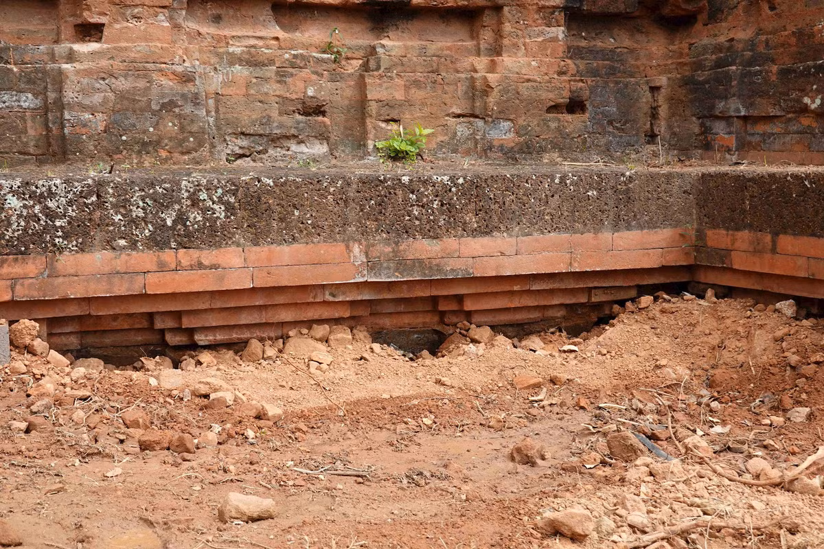 Khoét sâu vào chân tháp tạo thành lỗ. (Ảnh: Báo Tài nguyên và Môi trường).