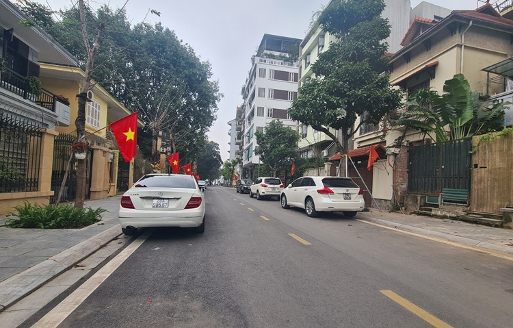 Một người dân cho biết: "Nhiều xe ô tô đỗ dọc hai bên lòng đường ngõ 45 Võng Thị đã biến con đường này bị thu hẹp diện tích. Đặc biệt, thời điểm các cháu học sinh tan tầm, ô tô đỗ như vậy chắn hết lối đi, gây cản trở, ùn tắc giao thông".