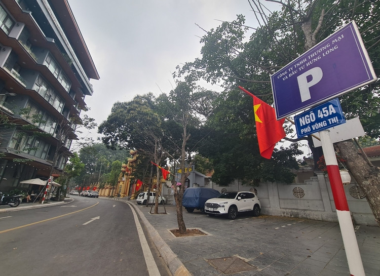 “Chúng tôi không hiểu lý do gì mà lực lượng chức năng lại để tồn tại tình trạng này. Nếu là được Sở GTVT Hà Nội cấp phép, thì tại sao lại đi cấp phép cho một điểm đỗ làm xấu xí con đường mới mở rộng như thế này?”, một người dân bức xúc nói.