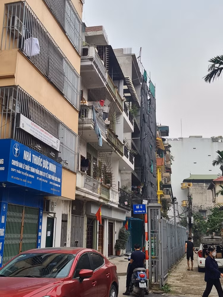 Một công trình khác bên trong đường ngõ 45 Võng Thị hiện đã xây lên hơn 6 tầng.