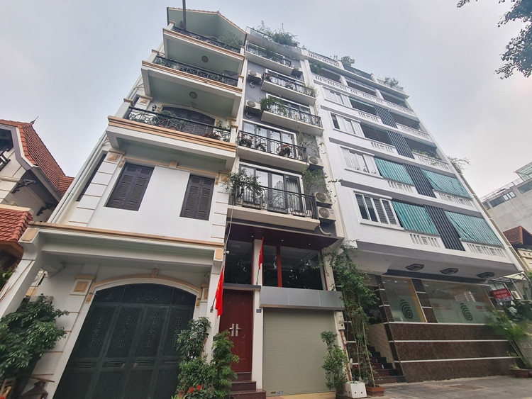 Công trình đánh số 14A đường ngõ 45 Võng Thị (nằm giữa) xây 7 tầng, cơi nới tum thành 8.