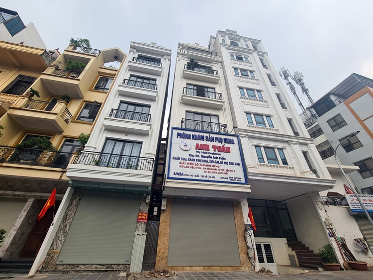 Ghi nhận của phóng viên báo Tri thức và Cuộc sống ngày 15/3/2022, một số công trình nằm ngay mặt đường ngõ 45 Võng Thị đã hoàn thiện lên tận 7-8 tầng.