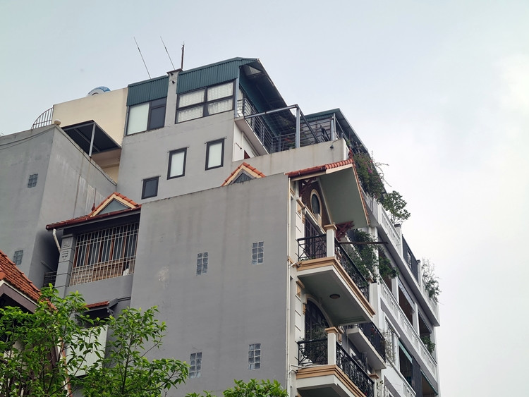 Phần tum của công trình số 14A đường ngõ 45 Võng Thị cơi nới thành tầng, có dấu hiệu vi phạm trật tự xây dựng. Thế nhưng, người dân đang không hiểu vì sao công trình này có thể “qua mặt” được chính quyền sở tại (UBND phường Bưởi nằm cách đó không xa) để đi vào hoàn thiện, đến nay đã có người ở?