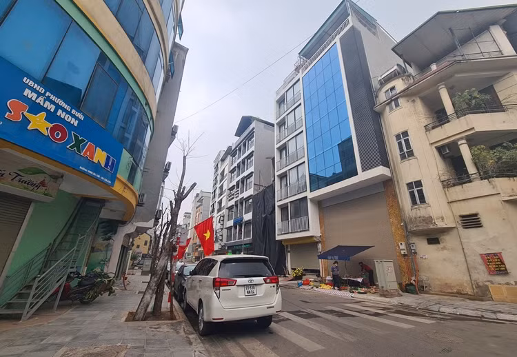 Ha Noi: Duong ngo Vong Thi mo rong “bien hinh” thanh diem do o to, nha cua dua nhau “coi” tang