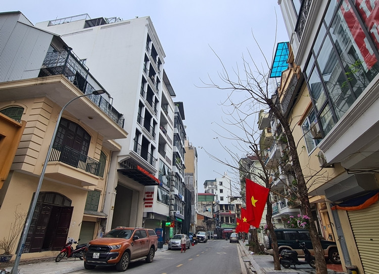 Theo phản ánh của người dân, tuyến đường này chỉ đường phụ, đường xương cá nhưng lại rộng hơn tuyến đường chính vòng quanh Hồ Tây. Đến nay, đường ngõ 45 Võng Thị đã đổ bê tông, trải nhựa kiên cố. Tuy nhiên, dọc hai bên đường đã và đang xuất hiện loạt công trình xây mới, đua nhau "cơi" tầng, có dấu hiệu vi phạm trật tự xây dựng.