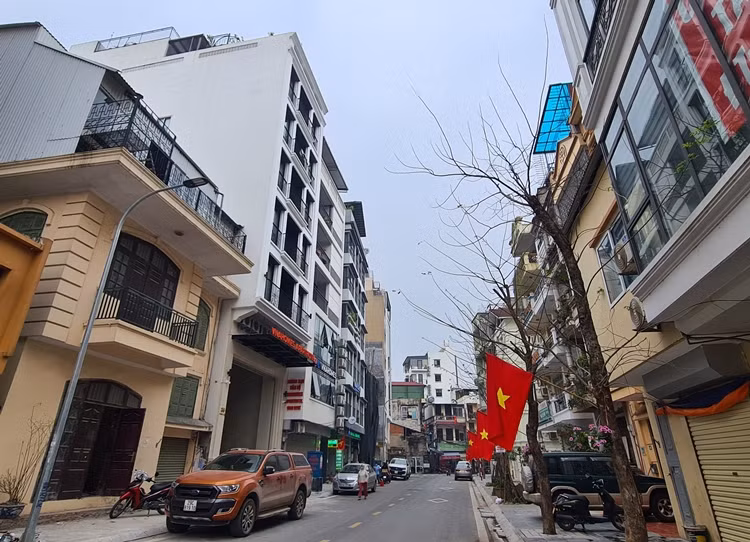 Theo phản ánh của người dân, tuyến đường này chỉ đường phụ, đường xương cá nhưng lại rộng hơn tuyến đường chính vòng quanh Hồ Tây. Đến nay, đường ngõ 45 Võng Thị đã đổ bê tông, trải nhựa kiên cố. Tuy nhiên, dọc hai bên đường đã và đang xuất hiện loạt công trình xây mới, đua nhau "cơi" tầng, có dấu hiệu vi phạm trật tự xây dựng.