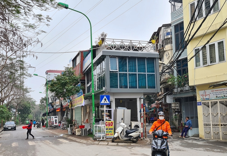 Tại khu vực này còn xuất hiện hai ngôi nhà, có tầng 2 xây lấn chiếm diện tích lớn khoảng không. Thế nhưng, người dân không hiểu vì sao 2 công trình này lại không bị các cơ quan chuyên môn của phường Thịnh Liệt và quận Hoàng Mai xử lý?