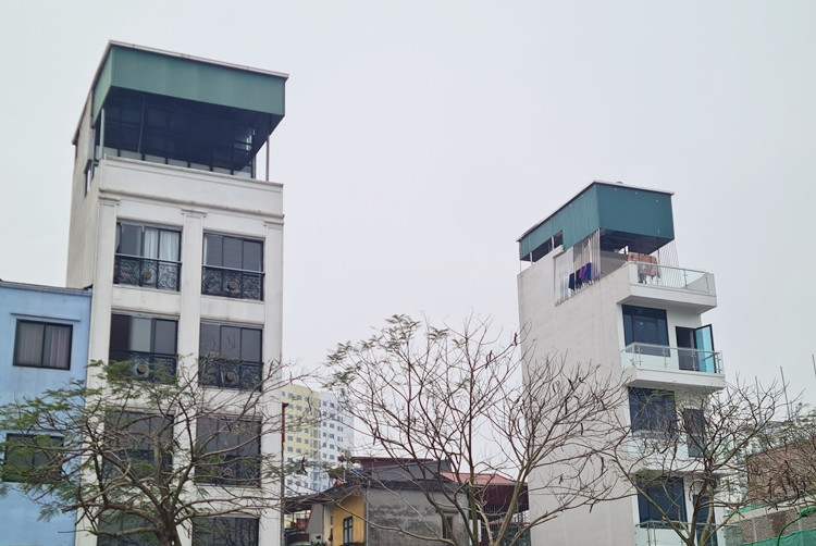 Những ngôi nhà “mọc” thêm tầng chóp, tạo nên hình thù “kỳ dị” dọc hai bên đường Bờ Sông Sét.