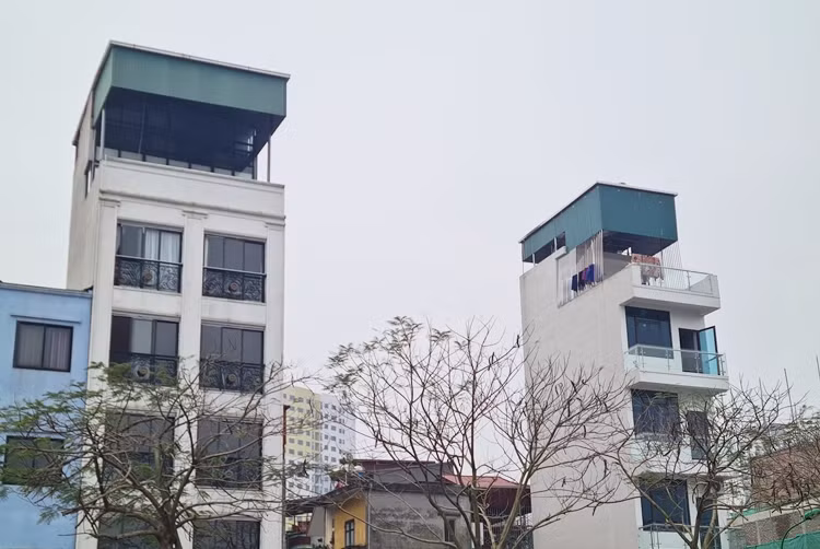 Những ngôi nhà “mọc” thêm tầng chóp, tạo nên hình thù “kỳ dị” dọc hai bên đường Bờ Sông Sét.