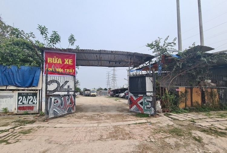 Bãi xe bị phản ánh hoạt động trái phép xuất hiện tại khu vực này.