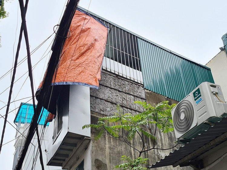 Tuy nhiên, toàn bộ phần tầng 3 và mái tum bằng tôn của ngôi nhà này cũng lấn chiếm một phần diện tích khoảng không.