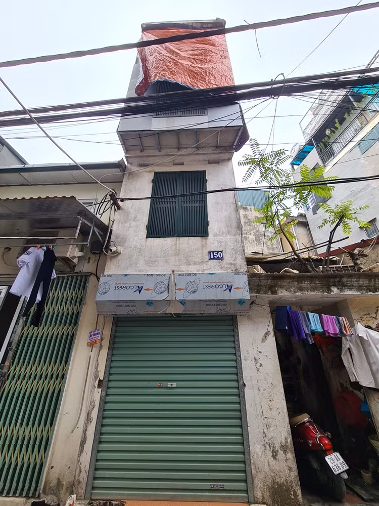 Ngôi nhà đánh số 150 ngõ 521 Trương Định, có mặt sau nằm hướng đường Bờ Sông Sét, vừa được cải tạo, sửa chữa lên 3 tầng và 1 mái tum.