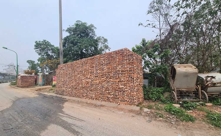 Dọc đường Bờ Sông Sét còn xuất hiện nhan nhản vật liệu xây dựng, chất đống cao trên 2m.