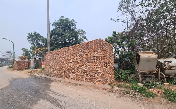 Dọc đường Bờ Sông Sét còn xuất hiện nhan nhản vật liệu xây dựng, chất đống cao trên 2m.