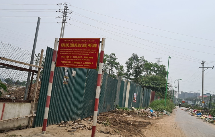 Những tấm biển cấm đổ rác thải, phế thải, vi phạm sẽ bị phạt tiền… được UBND phường Thịnh Liệt cắm tại nhiều điểm, dọc đường Bờ Sông Sét nhưng không ăn thua.