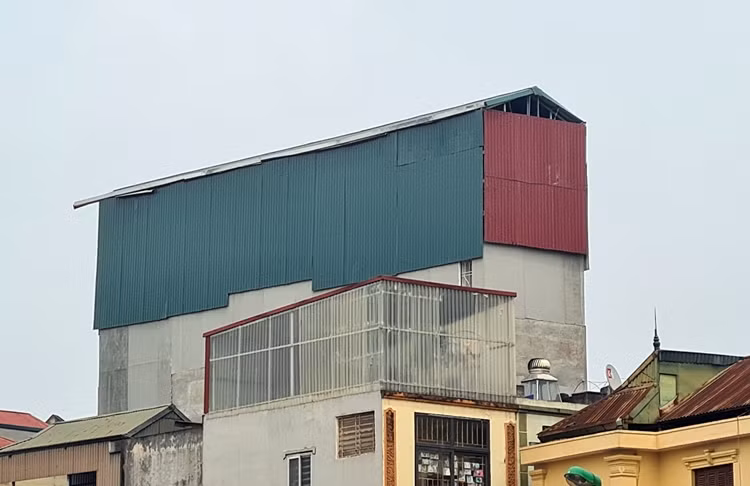 Tôn xanh được lắp đặt, bắn kiên cố thành 1 tầng tại ngôi nhà này.