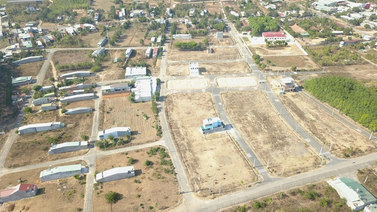 Các sai phạm cụ thể, UBND tỉnh Kon Tum quyết định đầu tư dự án nhưng không tập trung nguồn lực, không phân kỳ đầu tư, không chia sẻ giai đoạn đầu tư cơ sở hạ tầng cho từng khu vực để tổ chức đấu giá quyền sử dụng đất cho phù hợp với tình hình thực tế đã dẫn đến thời gian kéo dài, làm hạn chế hiệu quả đầu tư; cho phép triển khai đấu giá đất ồ ạt, dàn trải toàn bộ dự án khi chưa đầu tư cơ sở hạ tầng, dẫn đến nhiều cuộc đấu giá có số lượng người tham gia rất ít, hiệu quả thấp. (Ảnh: Tiền Phong).