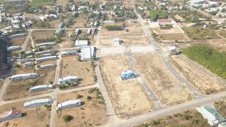 Các sai phạm cụ thể, UBND tỉnh Kon Tum quyết định đầu tư dự án nhưng không tập trung nguồn lực, không phân kỳ đầu tư, không chia sẻ giai đoạn đầu tư cơ sở hạ tầng cho từng khu vực để tổ chức đấu giá quyền sử dụng đất cho phù hợp với tình hình thực tế đã dẫn đến thời gian kéo dài, làm hạn chế hiệu quả đầu tư; cho phép triển khai đấu giá đất ồ ạt, dàn trải toàn bộ dự án khi chưa đầu tư cơ sở hạ tầng, dẫn đến nhiều cuộc đấu giá có số lượng người tham gia rất ít, hiệu quả thấp. (Ảnh: Tiền Phong).