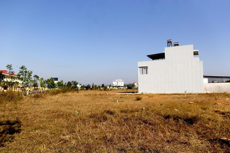 TTCP cũng xác định, dự án cho phép nộp tiền sử dụng đất thành nhiều đợt, giãn tiến độ nộp tiền sử dụng đất... là không đúng quy định, tạo cơ hội để người trúng đấu giá chậm nộp tiền trúng đấu giá, không phát huy được hiệu quả kinh tế của đấu giá đất. (Ảnh: Tiền Phong).