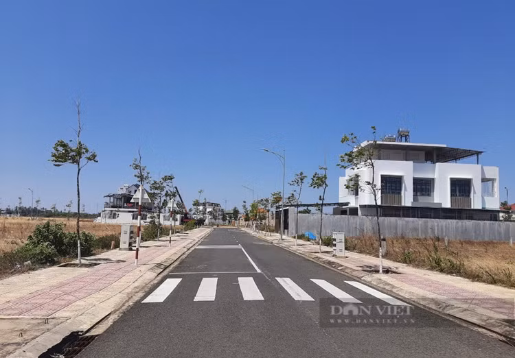 Nhiều lô đất tại dự án khu đô thị phía Nam cầu Đăk Bla sau khi đấu giá đã bị bỏ hoang. (Ảnh: Dân Việt).