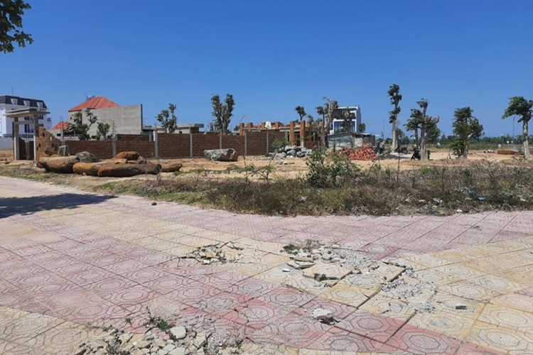 Nhiều vị trí hư hỏng tại dự án khu đô thị phía Nam cầu Đăk Bla, TP.Kon Tum. (Ảnh: Dân Trí).