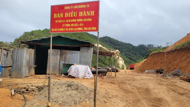 Lán trại để thi công cầu vượt sông Krông Nô. (Ảnh: Tiền Phong).