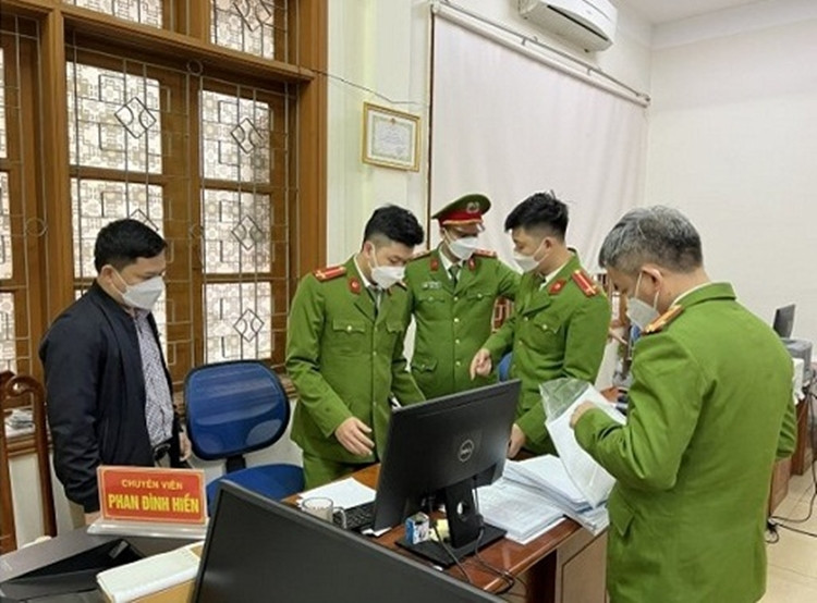 Cơ quan chức năng thi hành lệnh khám xét nơi làm việc của các đối tượng