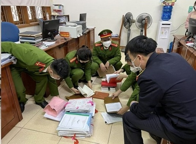 Nhiều tài liệu, hồ sơ được khám xét.