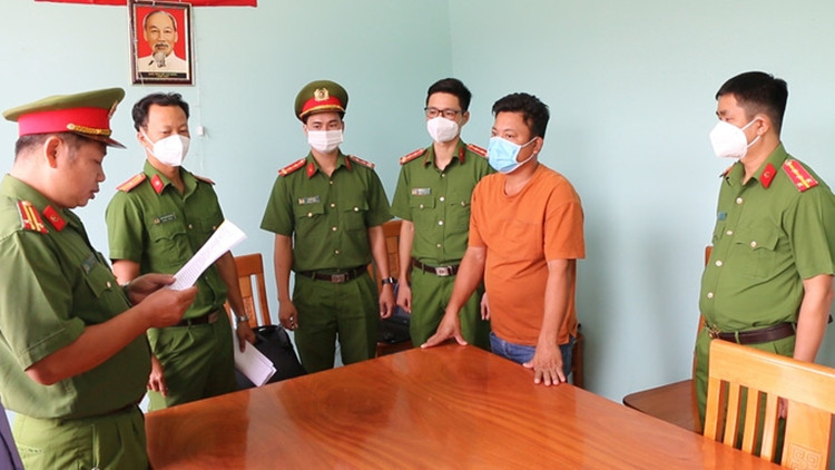 Thủ đoạn buôn lậu hàng ngàn tấn hạt điều của giám đốc Công ty Ánh Thi rất tinh vi. Cơ quan điều tra xác định, từ tháng 6/2017 đến tháng 9/2019, Ân sử dụng pháp nhân là Công ty Ánh Thi mở 23 tờ khai hải quan tại Chi cục Hải quan Chơn Thành để nhập khẩu với tổng cộng hơn 3.232 tấn hạt điều thô, trị giá hơn 140 tỷ đồng theo hình thức nhập nguyên liệu sản xuất hàng xuất khẩu (tạm nhập, tái xuất). (Ảnh: Người lao động).