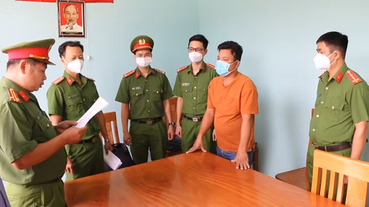 Thủ đoạn buôn lậu hàng ngàn tấn hạt điều của giám đốc Công ty Ánh Thi rất tinh vi. Cơ quan điều tra xác định, từ tháng 6/2017 đến tháng 9/2019, Ân sử dụng pháp nhân là Công ty Ánh Thi mở 23 tờ khai hải quan tại Chi cục Hải quan Chơn Thành để nhập khẩu với tổng cộng hơn 3.232 tấn hạt điều thô, trị giá hơn 140 tỷ đồng theo hình thức nhập nguyên liệu sản xuất hàng xuất khẩu (tạm nhập, tái xuất). (Ảnh: Người lao động).