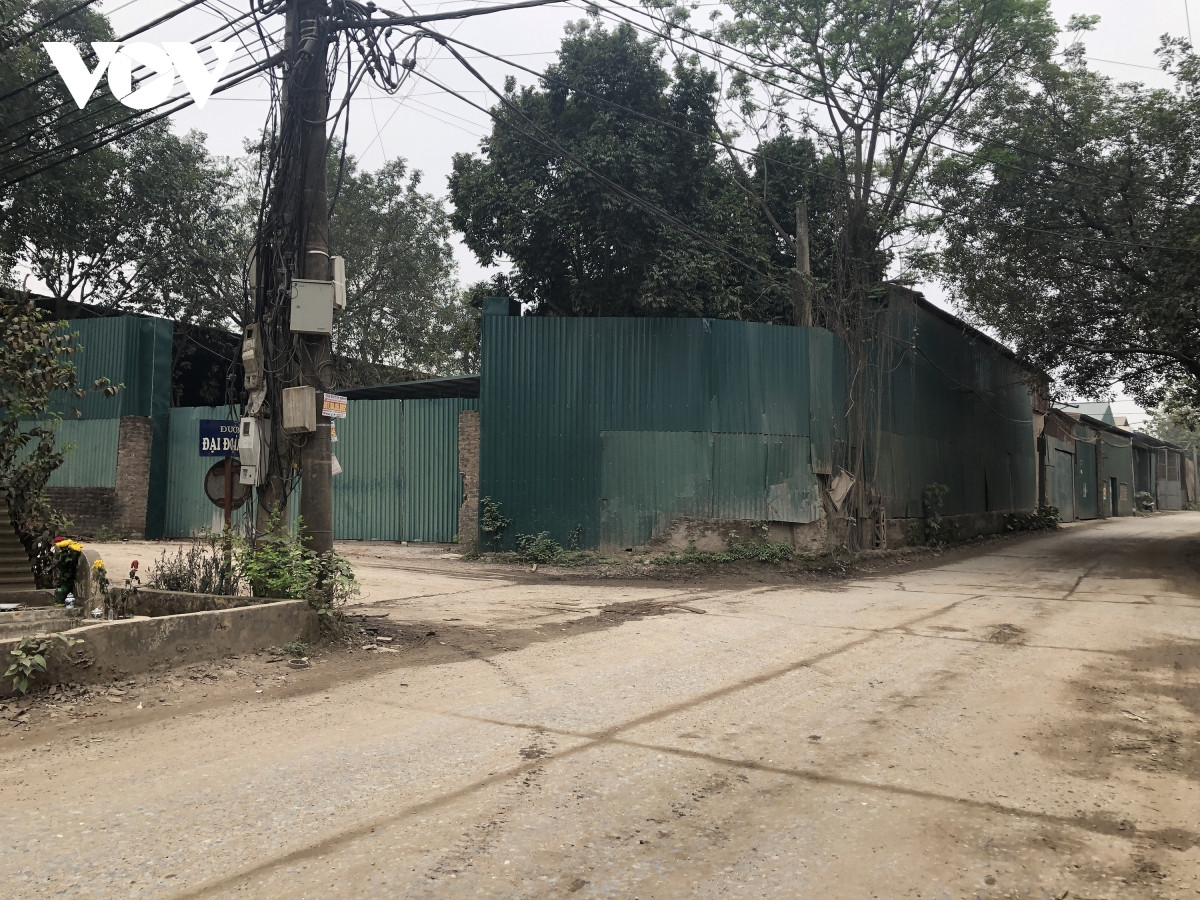 Trong khu nhà xưởng có cả những con đường tự đặt tên, đườn được đổ bê tông chắc chắn phục vụ xe có tải ra vào bốc dỡ hàng.