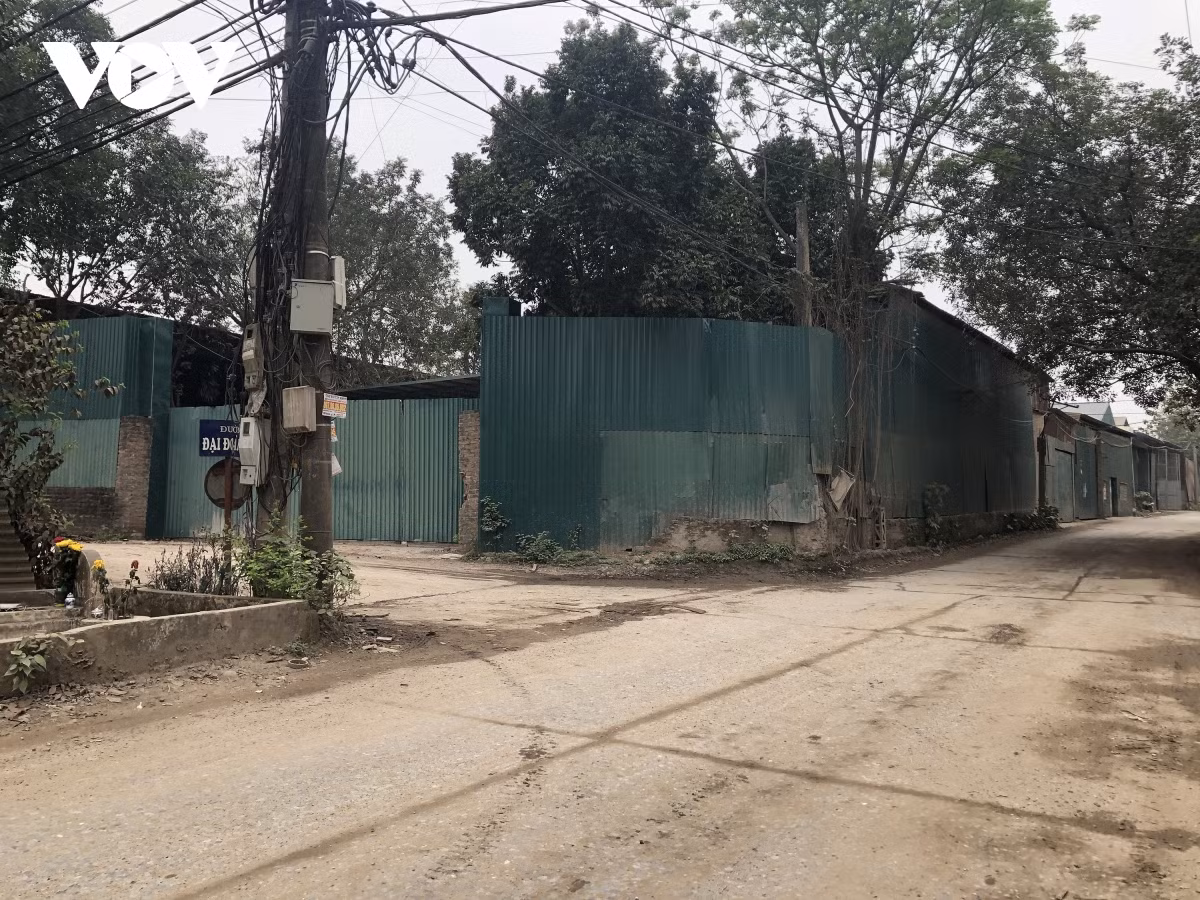 Trong khu nhà xưởng có cả những con đường tự đặt tên, đườn được đổ bê tông chắc chắn phục vụ xe có tải ra vào bốc dỡ hàng.