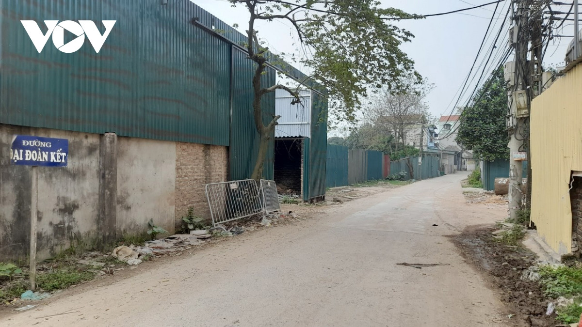 Các nhà xưởng sản xuất các mặt hàng dễ cháy vì thế nguy cơ cháy nổ cao nhưng công nhân ăn nghỉ ngay tại xưởng.