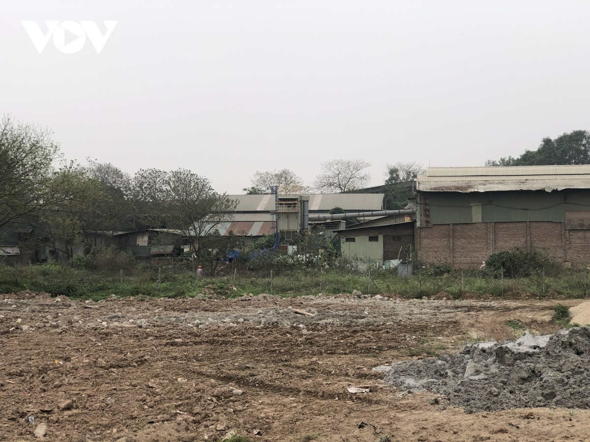 Theo ghi nhận của phóng viên, nhiều diện tích đất tại đây đang được san lấp, tôn tạo lấy mặt bằng phục vụ mục đích phi nông nghiệp.