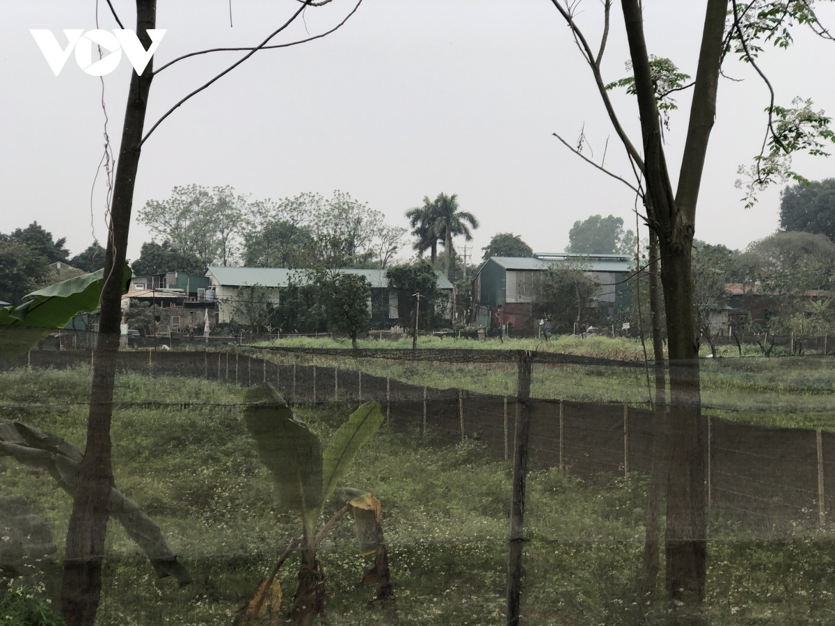 Người dân tự hợp đồng mua bán, chuyển nhượng, thuê và cho thuê nhà xưởng trên đất công.