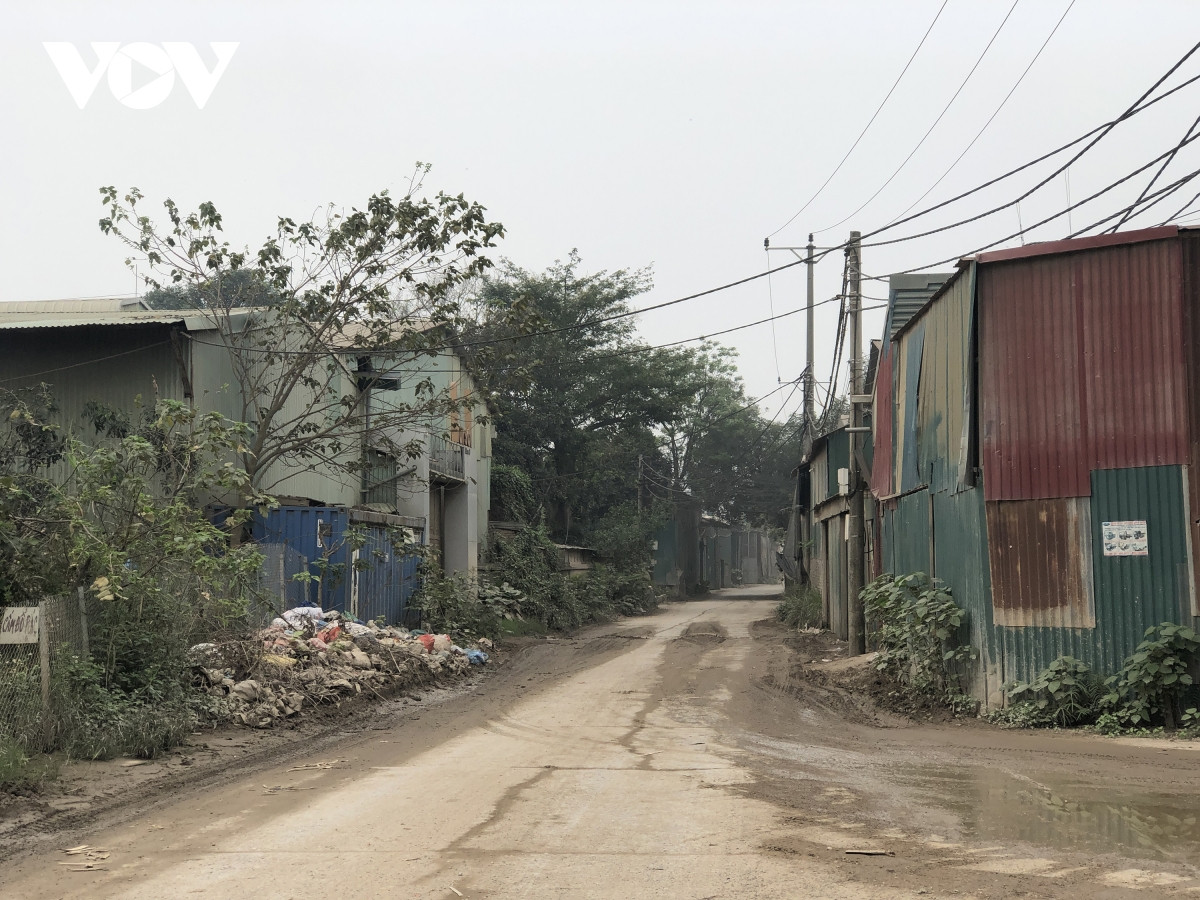 Theo ghi nhận của phóng viên, tại khu vực này có cả trăm công trình được dựng lên làm nhà xưởng được quây tôn, khung sắt, lợp tôn. Có công trình tường gạch...