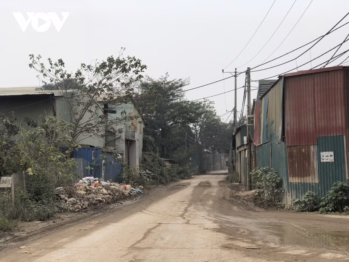 Theo ghi nhận của phóng viên, tại khu vực này có cả trăm công trình được dựng lên làm nhà xưởng được quây tôn, khung sắt, lợp tôn. Có công trình tường gạch...