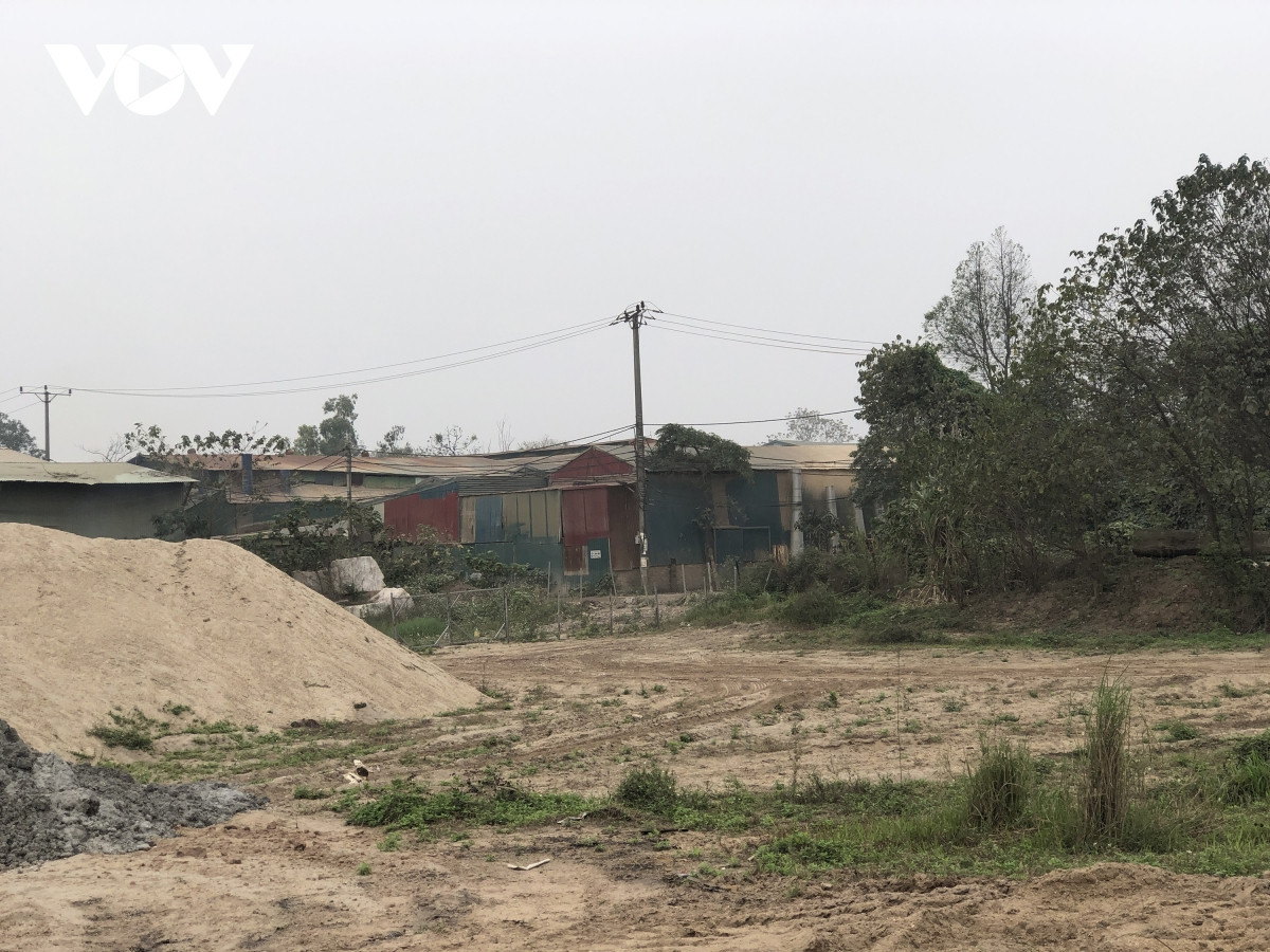 Các phương tiện đổ đất, cát san lấp công khai.