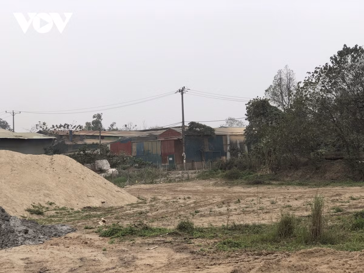 Các phương tiện đổ đất, cát san lấp công khai.