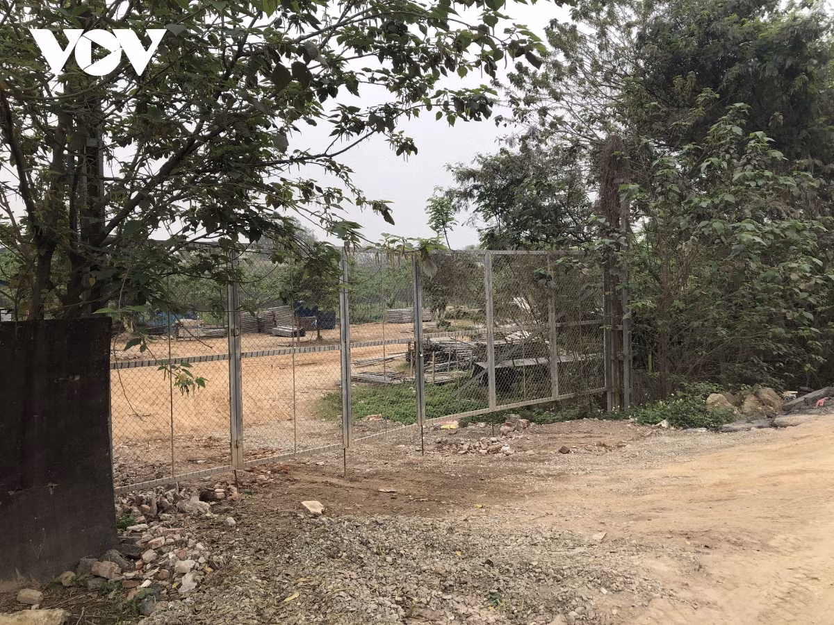 Một khu đất được quây rào bên trong hoạt động phi nông nghiệp.