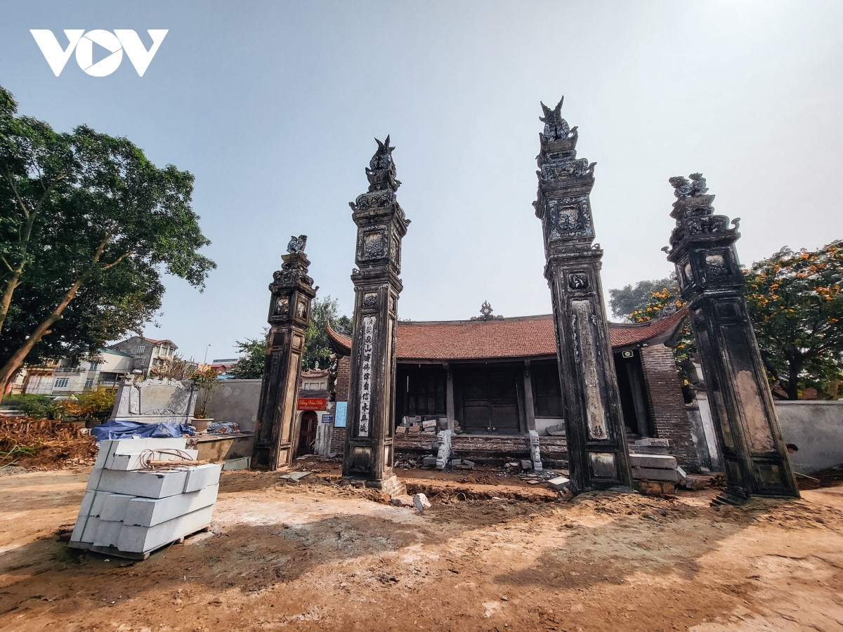 Những ngày qua, việc chặt hạ cây đa tại di tích quốc gia đặc biệt đình Chèm (quận Bắc Từ Liêm, Hà Nội) đã gây xôn xao, bức xúc trong dư luận, đặc biệt là những người yêu quý đình Chèm.