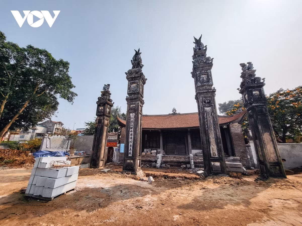 Những ngày qua, việc chặt hạ cây đa tại di tích quốc gia đặc biệt đình Chèm (quận Bắc Từ Liêm, Hà Nội) đã gây xôn xao, bức xúc trong dư luận, đặc biệt là những người yêu quý đình Chèm.