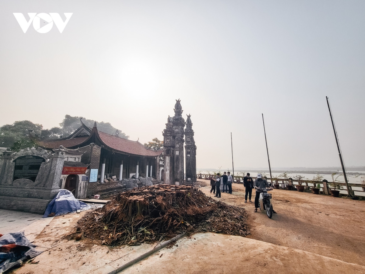 Trong chiều 25/3, thanh tra Sở VH&amp;TT Hà Nội phối hợp với phòng VH&amp;TT quận Bắc Từ Liêm tiến hành trực tiếp xuống kiểm tra quá trình tu sửa cấp thiết đình Chèm và xác minh, nhận định Ban Khánh tiết đình đã tự ý chặt hạ cây đa.