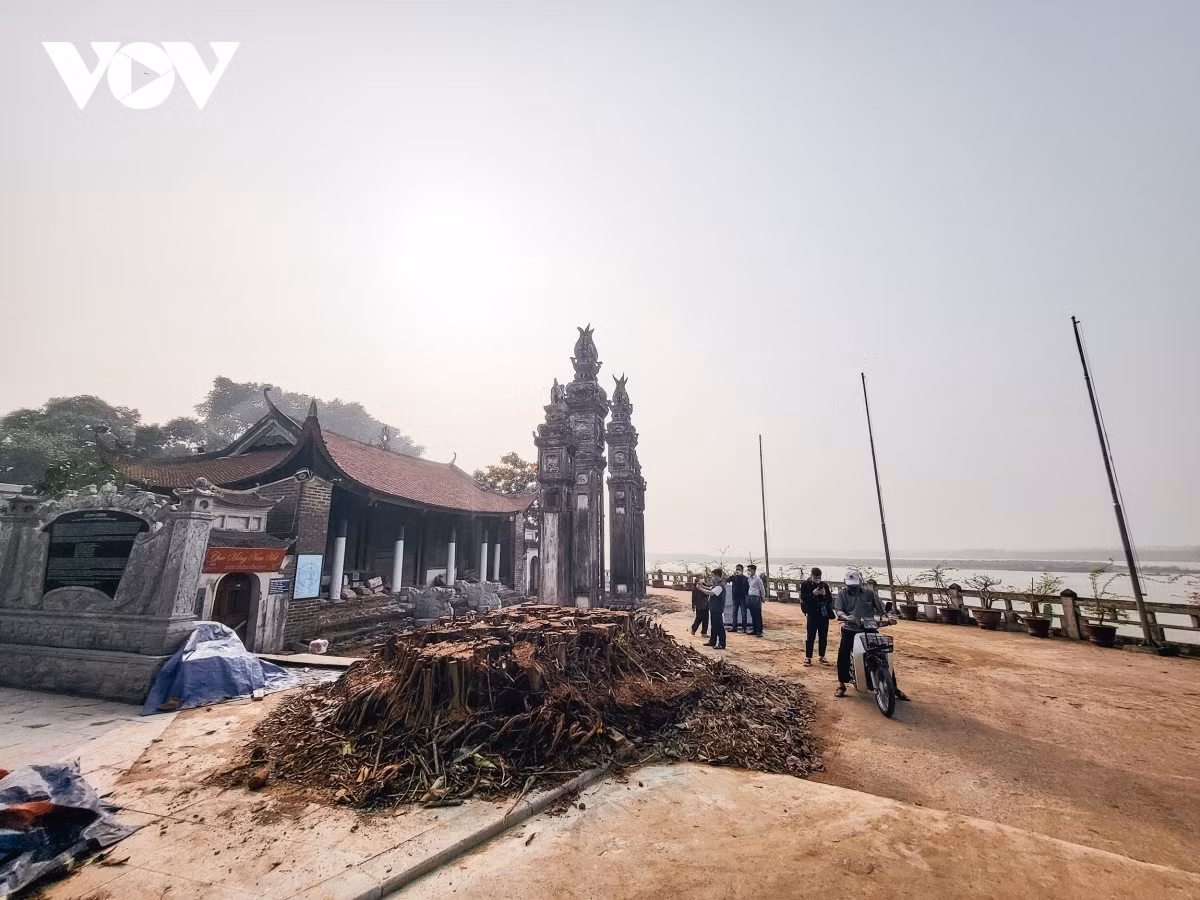 Trong chiều 25/3, thanh tra Sở VH&amp;TT Hà Nội phối hợp với phòng VH&amp;TT quận Bắc Từ Liêm tiến hành trực tiếp xuống kiểm tra quá trình tu sửa cấp thiết đình Chèm và xác minh, nhận định Ban Khánh tiết đình đã tự ý chặt hạ cây đa.