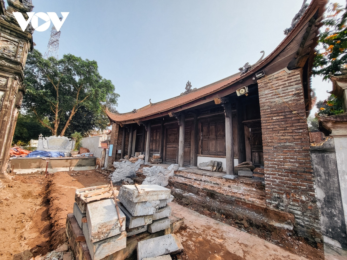 Quang cảnh ngổn ngang tại đình Chèm.