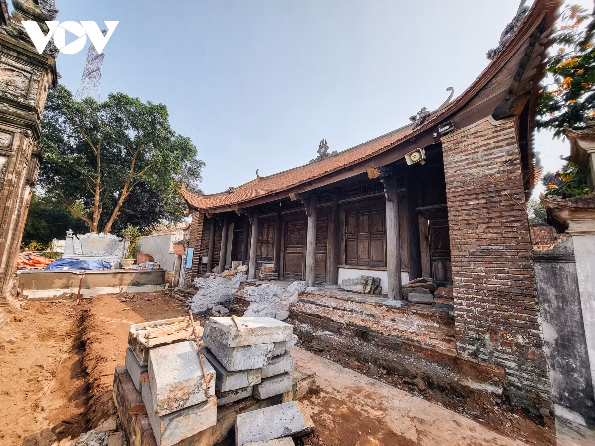 Quang cảnh ngổn ngang tại đình Chèm.