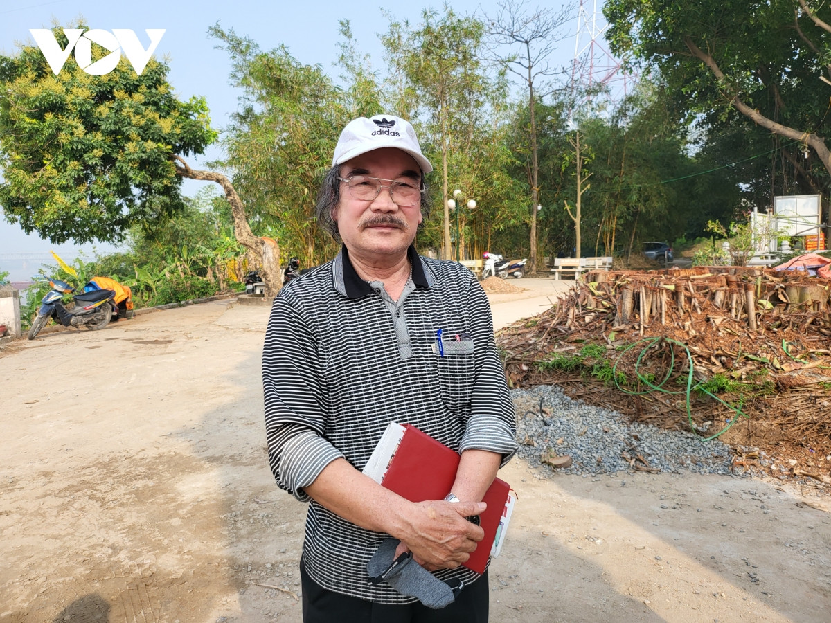 Nhà văn Nguyễn Hiếu cũng là một người dân làng Chèm chia sẻ: "Việc trùng tu đình Chèm là cần thiết và việc giải thích cây đa hàng năm bị nghiêng về phía đình có thể gây nguy hiểm vì rễ không bám chắc và phạm vào đường nước của đình là chính xác. Nhưng có điều chúng ta bức xúc vì ngay cả tôi với tư cách là một người dân làng Chèm, chúng ta đã quen thuộc với hình ảnh "cây đa bến nước sân đình" nó đã gắn liền trong tâm trí người dân nên khi cây bị chặt đi thì tạo nên khoảng trống, day dứt trong lòng."