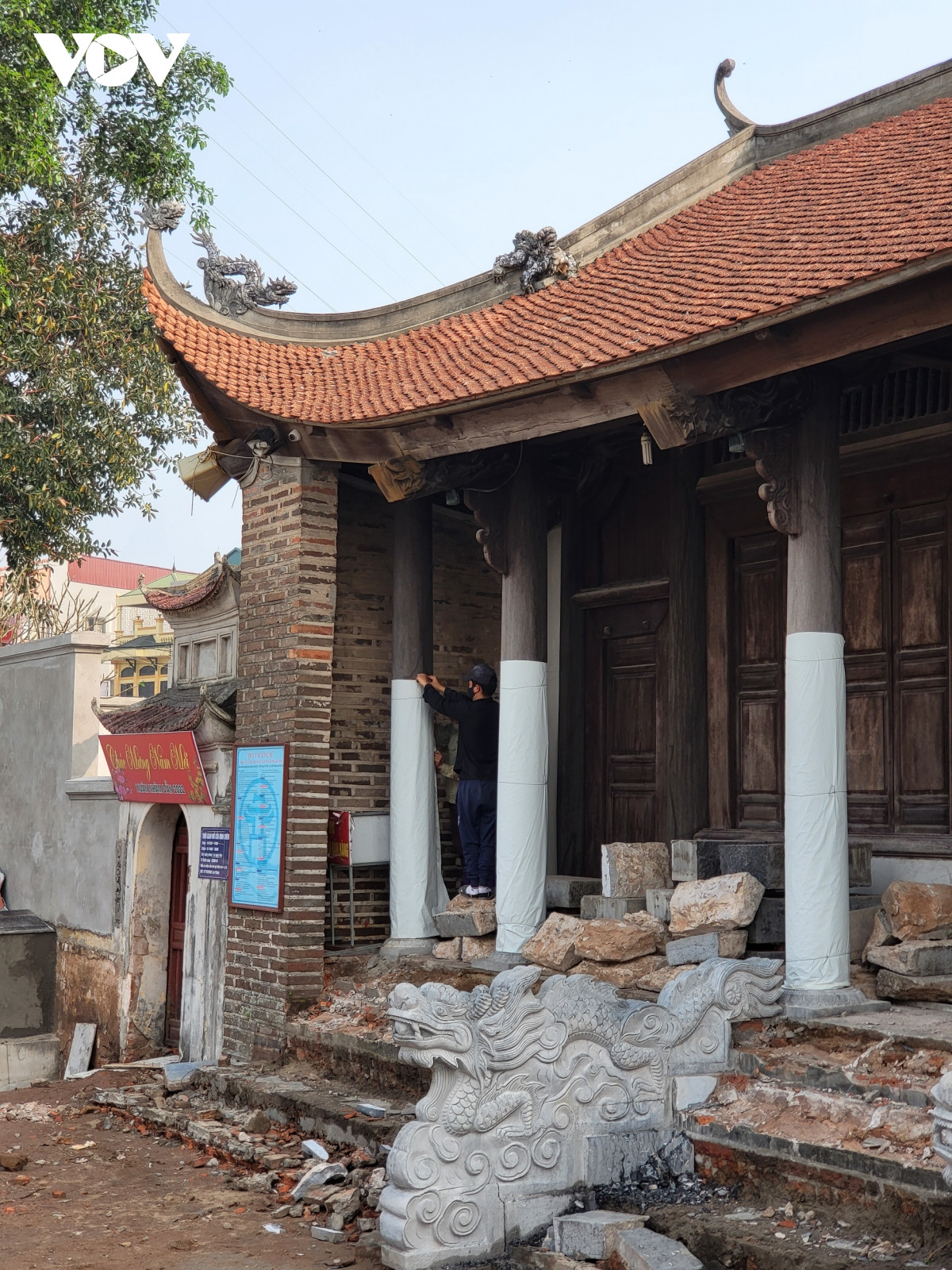 Ngay sau khi có đoàn kiểm tra xuống, các trụ gỗ được bọc lại cẩn thận.