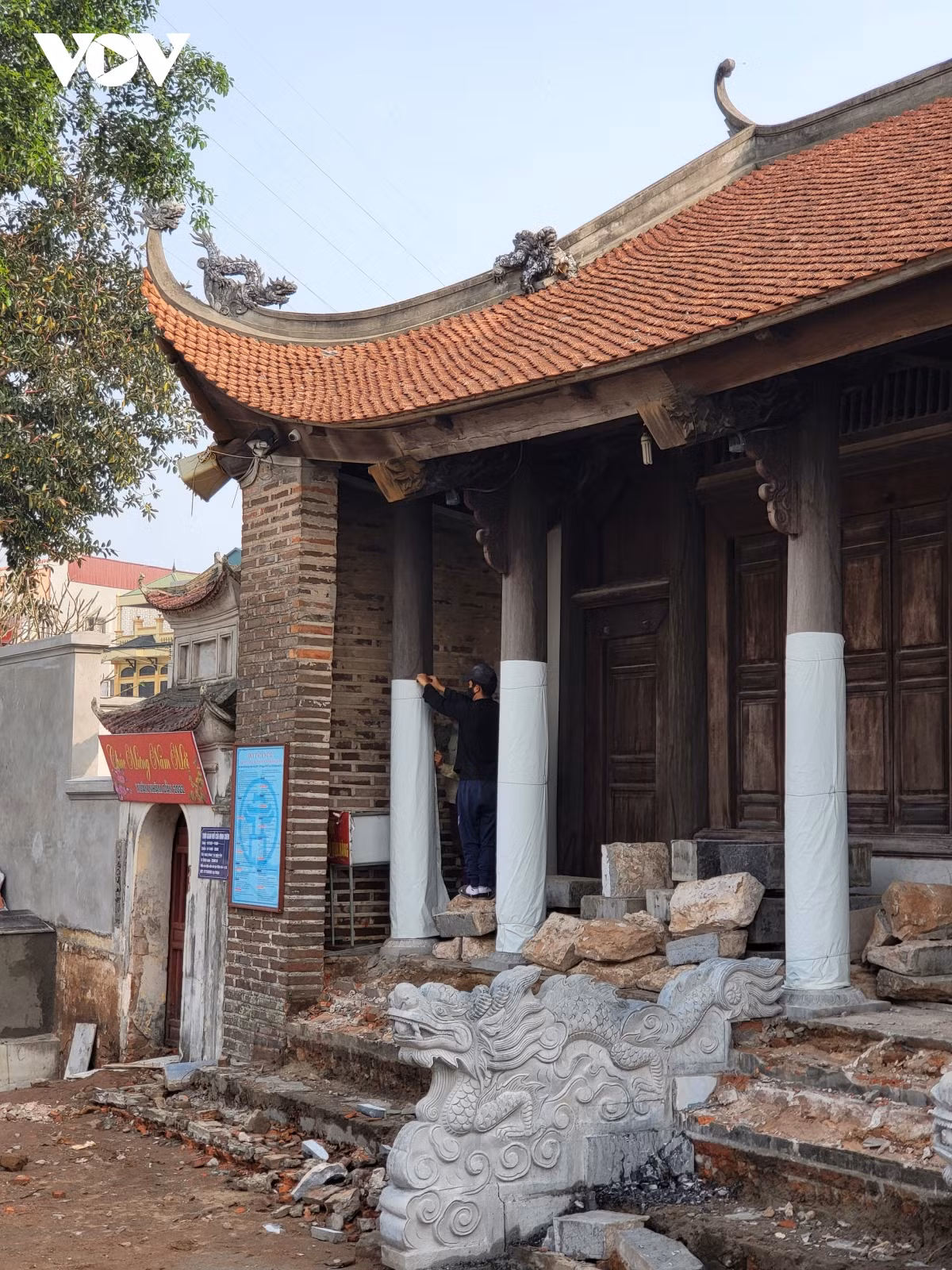 Ngay sau khi có đoàn kiểm tra xuống, các trụ gỗ được bọc lại cẩn thận.